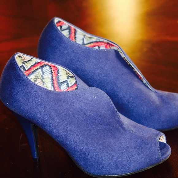 Christian Siriano Shoes - Christian Siriano blue Botties🔴